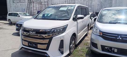 Toyota Noah WxB White Non hybrid 2018 image 3