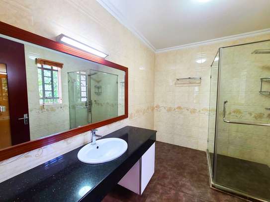 5 Bed Townhouse with En Suite in Spring Valley image 3
