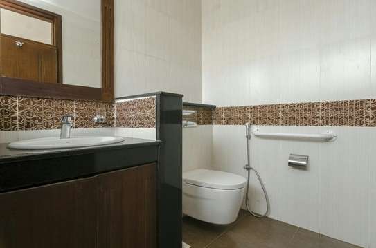 5 Bed House with En Suite at Mimosa Road image 17