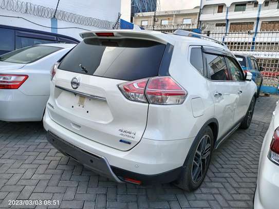 Nissan Xtrail pearl white image 6