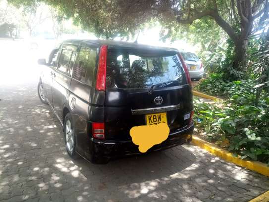 Toyota ISIS YEAR 2006. image 3