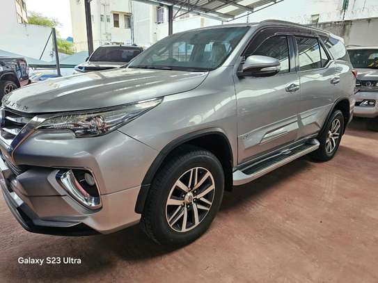Toyota Fortuner (silver) image 5