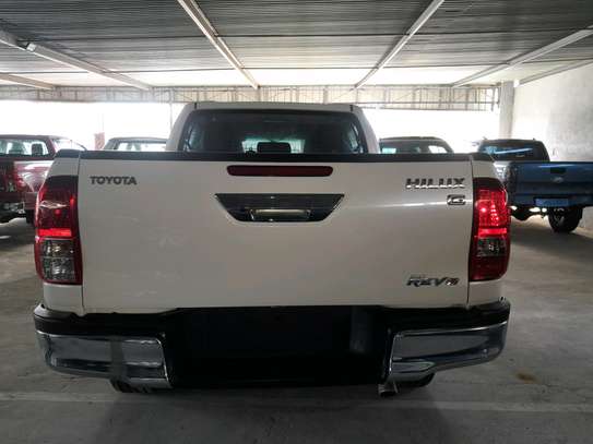 Toyota Hilux double cab 2wd 2016 image 9