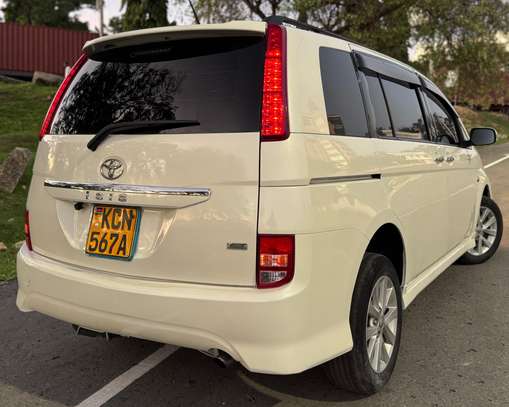 Toyota ISIS 2010 image 5
