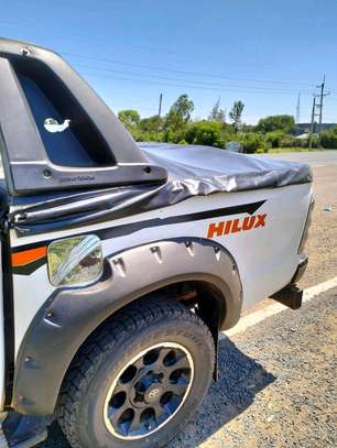 Toyota Hilux 2011 in pristine condition. image 3