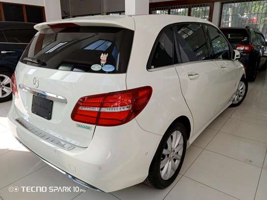 Mercedes Benz B180 with sunroof 2016model image 9