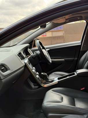 Make Volvo V60 black color fully loaded 2018 model image 6