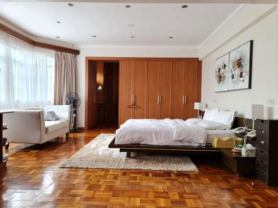 5 Bed Villa with En Suite in Brookside image 10