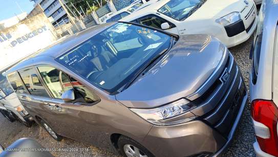 Toyota Noah gold 2018 2wd image 2
