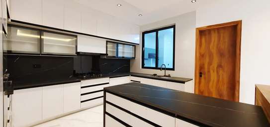 4 Bed Apartment with En Suite in Spring Valley image 41