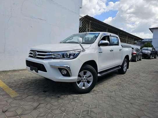 Toyota Hilux 4x4 Pickup White Durable Performance image 2