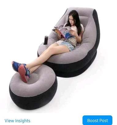 Inflatable seat with pump image 1