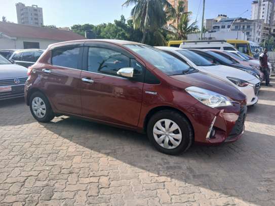 Toyota vitz Hybrid 2019 deposit 650K image 1