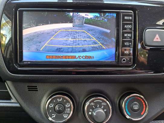 Toyota Vitz Silver 1300cc 2018 image 5