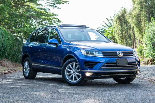 2016 Volkswagen Touareg Blue image 2