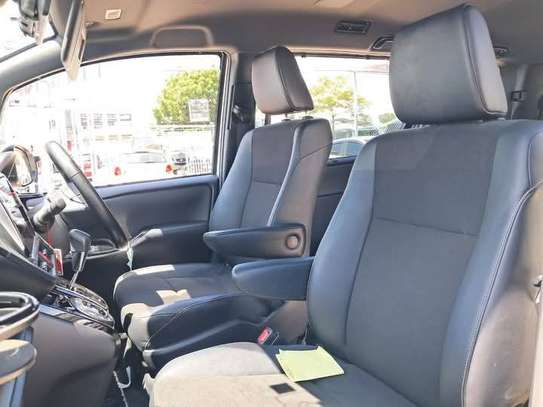 Toyota Noah wxb image 3