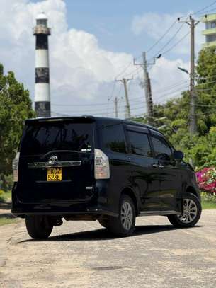 Toyota voxy  used image 4