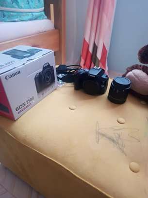 Canon D250 DSLR camera image 1