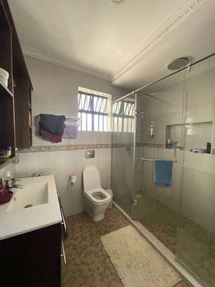 6 Bed House with En Suite in Langata image 1