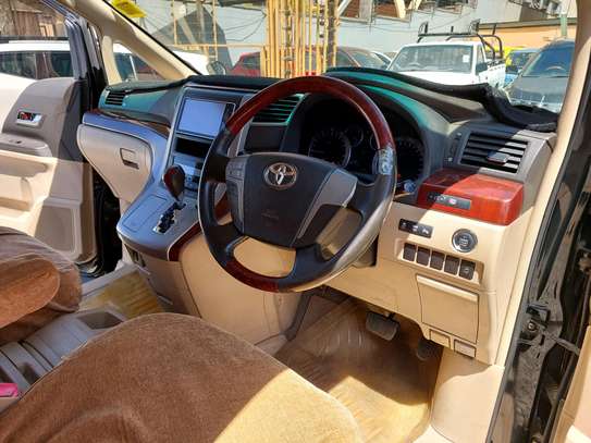 Toyota Alphard image 10