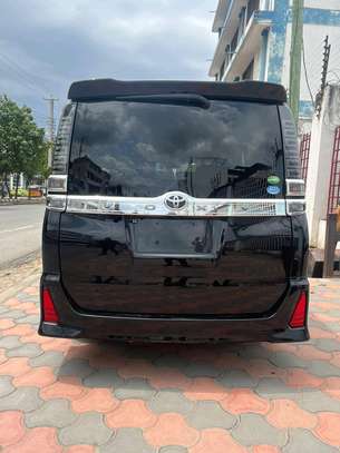 Toyota voxy black image 5