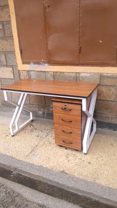 Modern office desk image 3