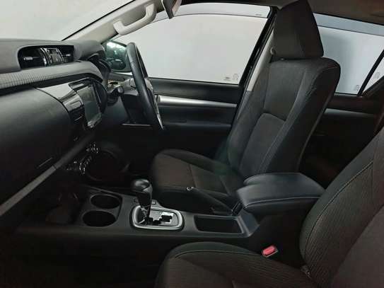 Toyota Hilux double cabin image 6