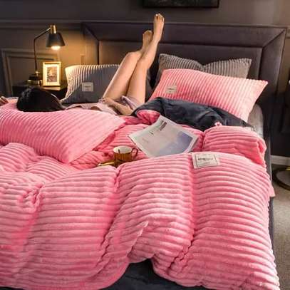 Velvet duvet with sheets and pillow cases image 6