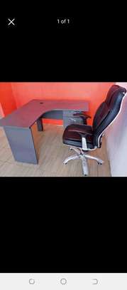 Office chair and l shaped desk image 1