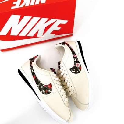 Beige Nike Classic Cortez Leather sport shoes for women image 2