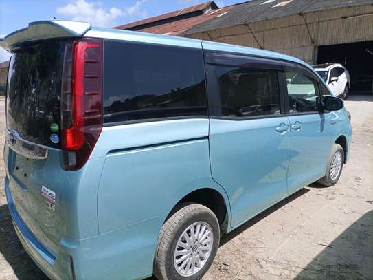 Toyota noah image 3