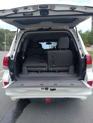 Land Cruiser V8 image 5