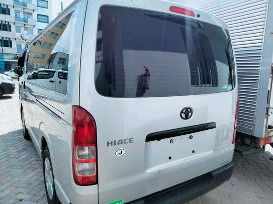 TOYOTA HIACE AUTO DIESEL 2WD.. image 4