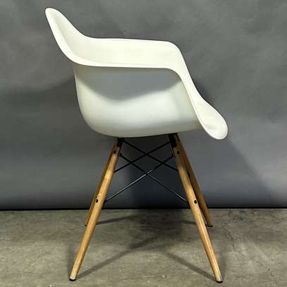 Large Eames Chair image 4