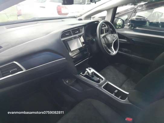 Honda shuttle hybrid 2018model image 6