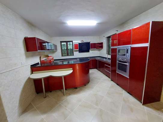 5 Bed Townhouse with En Suite at Othaya Road image 9