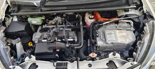 Toyota Vitz GR hybrid white 2018 2wd image 4