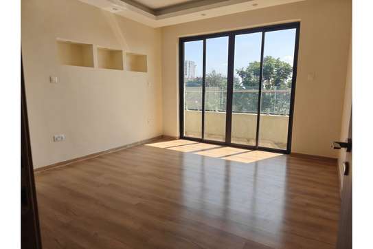 5 Bed Apartment with En Suite in Parklands image 9