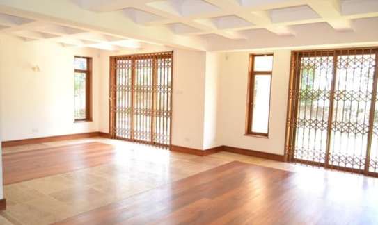 4 Bed Townhouse with Garden in Gigiri image 13
