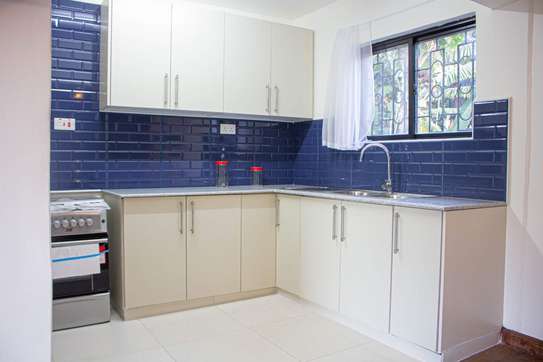 1 and 2 bedroom furnished and serviced Rhapta Road. image 4