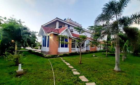 6 Bed House with En Suite in Bamburi image 9