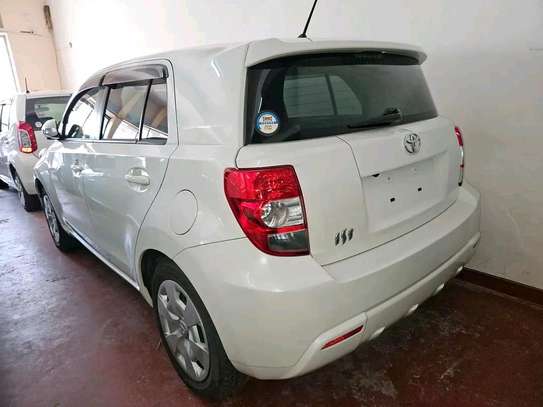 Toyota IST pearl white image 4