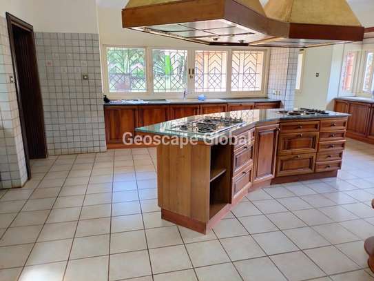 6 Bed House with En Suite at Nairobi image 4