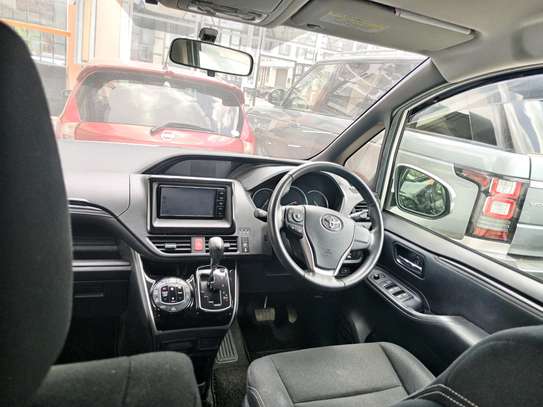 Toyota Esquire pearl white image 5