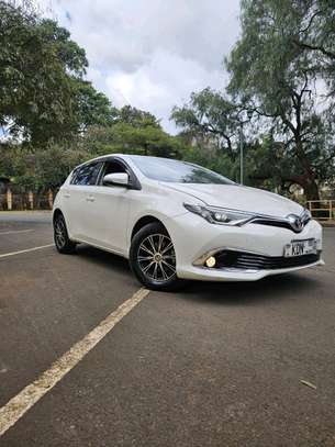 Toyota Auris image 2