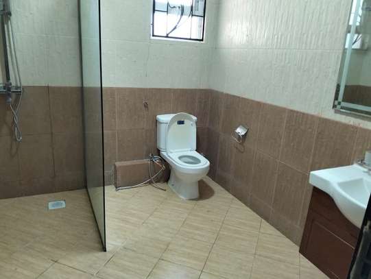 5 Bed House with En Suite in Lavington image 38