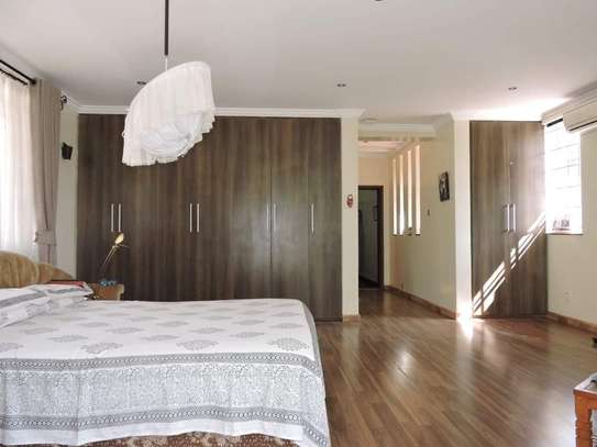 5 Bed House with En Suite in Nyari image 3