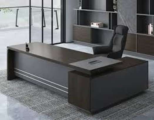 1.6 M L Shaped Modern Executive Office Desk image 3