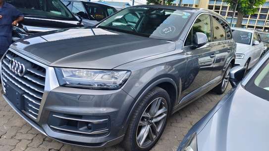 Audi Quattro Grey 2018 7 seater image 2
