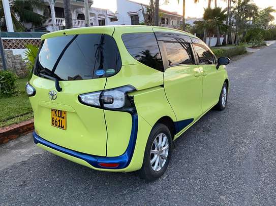 Almost new Toyota sienta image 8